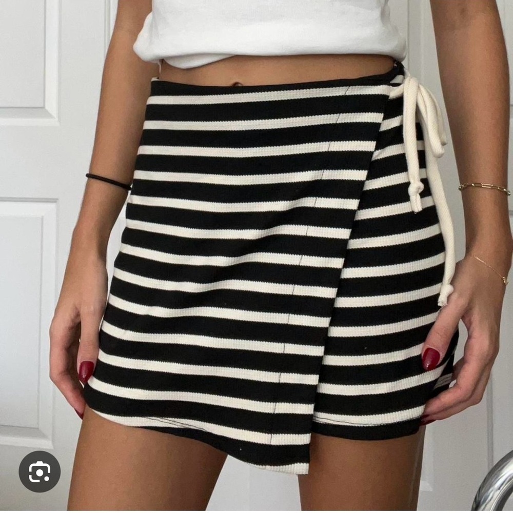 Kirious Los Ángeles Elegant Black and White Striped Mini Skort size: S